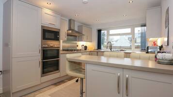 Dishwasher, cookware/dishes/utensils