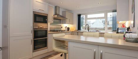 Lave-vaisselle, batterie de cuisine, vaisselle et ustensiles