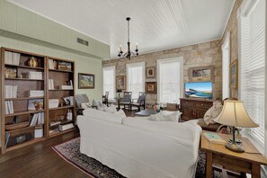 TV, offices - Two Suite Getaway with Balcony overlooking Main St (Fredericksburg)