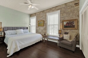 4 bedrooms, internet, bed sheets