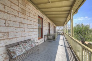 Terrace/patio - Two Suite Getaway with Balcony overlooking Main St (Fredericksburg)