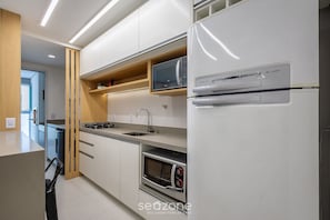 Apartamento básico | Cozinha privada | Talheres/pratos/utensílios de cozinha