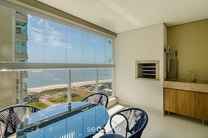 Basic Apartment | Dining