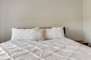 3 habitaciones, tabla de planchar con plancha, wifi y ropa de cama 
