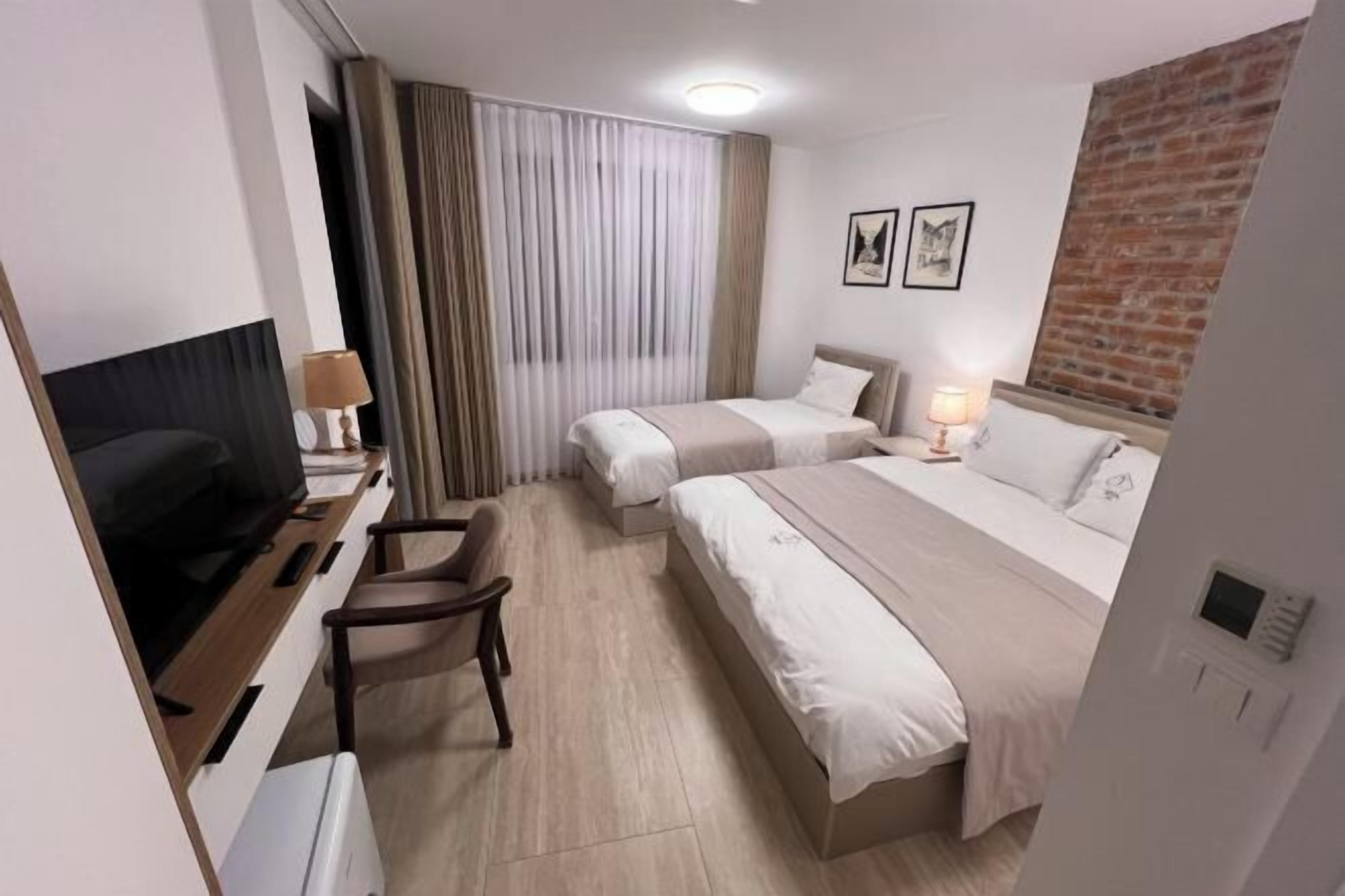 客房内保险箱、办公桌、遮光窗帘、隔音