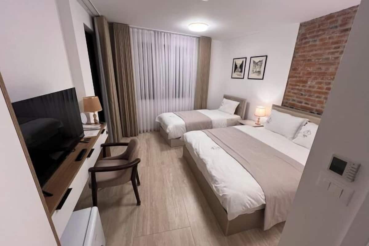 3 bedrooms, in-room safe, desk, blackout drapes