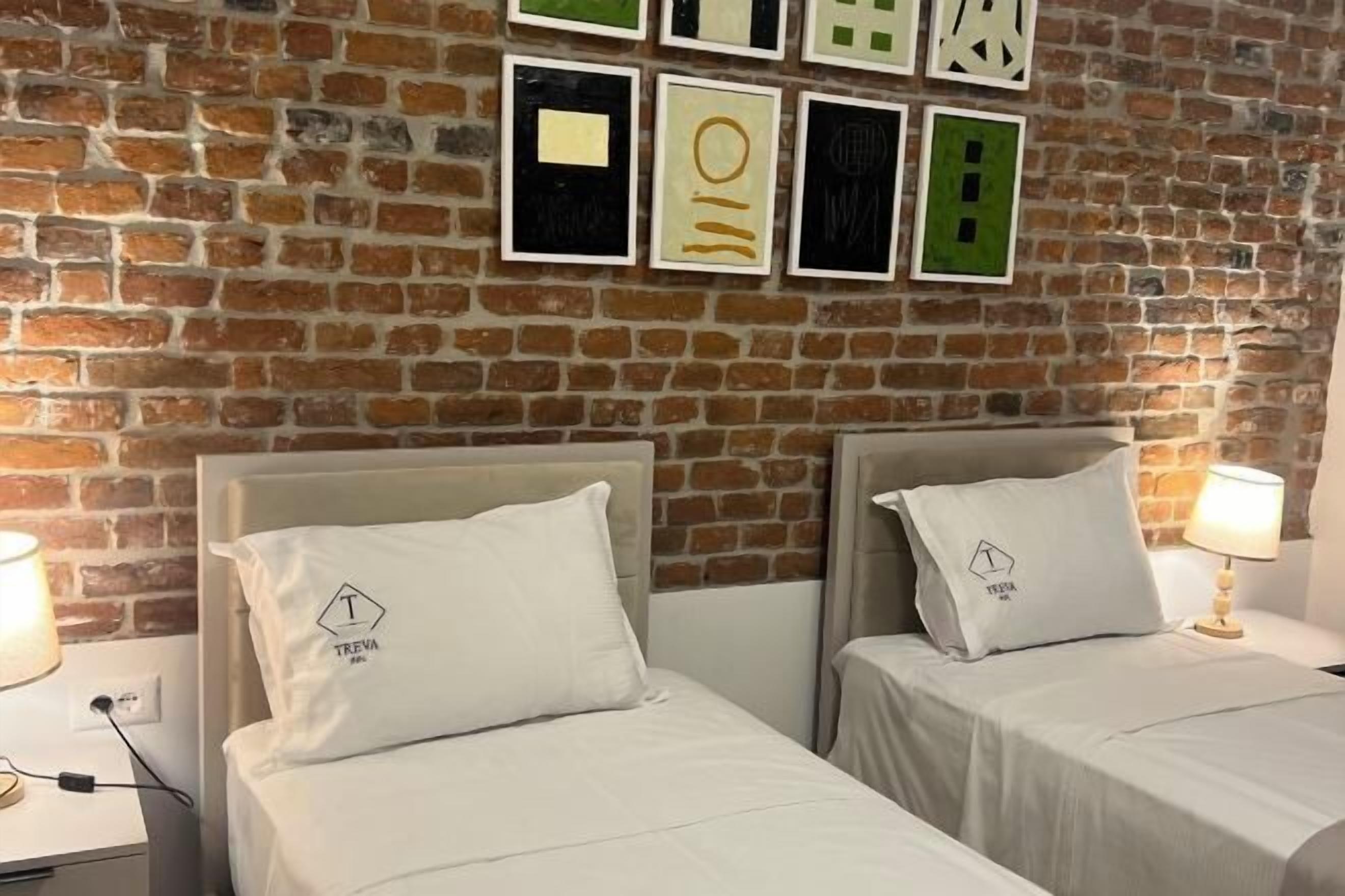 客房内保险箱、办公桌、遮光窗帘、隔音