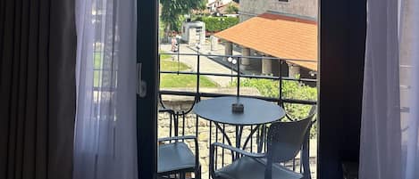 3 habitaciones, caja de seguridad en la habitación y escritorio