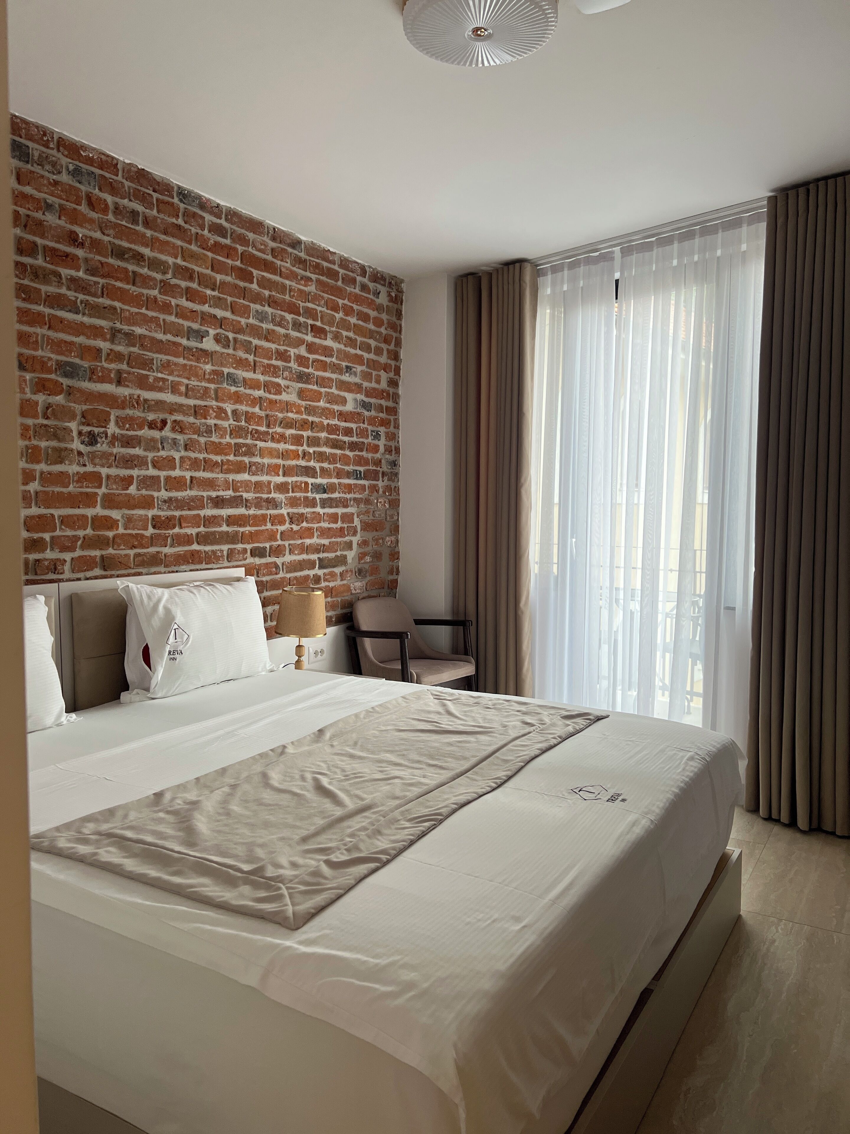 Habitación doble Deluxe, balcón, vista a la marina | Caja de seguridad en la habitación, escritorio y cortinas blackout 