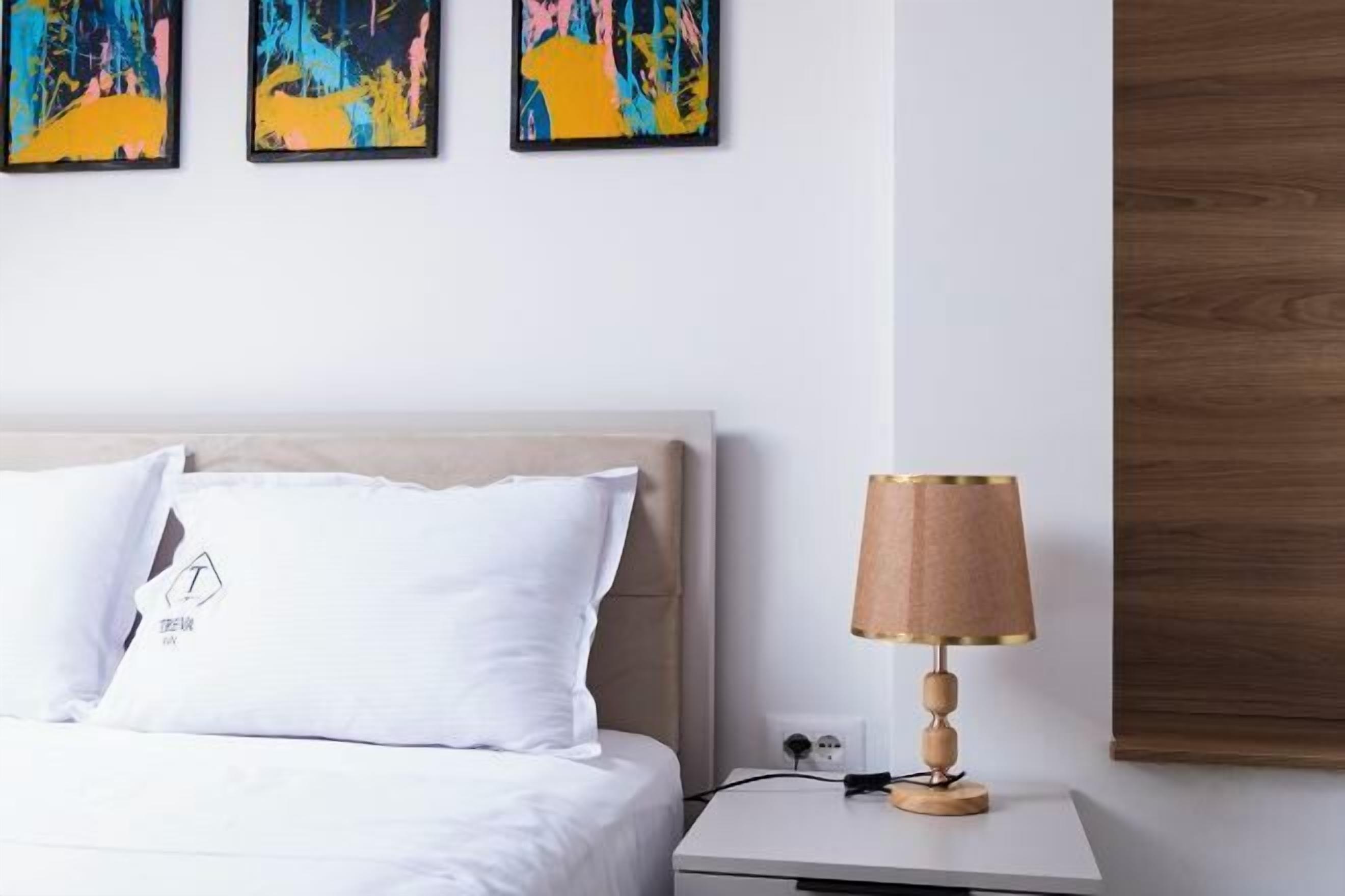 客房内保险箱、办公桌、遮光窗帘、隔音