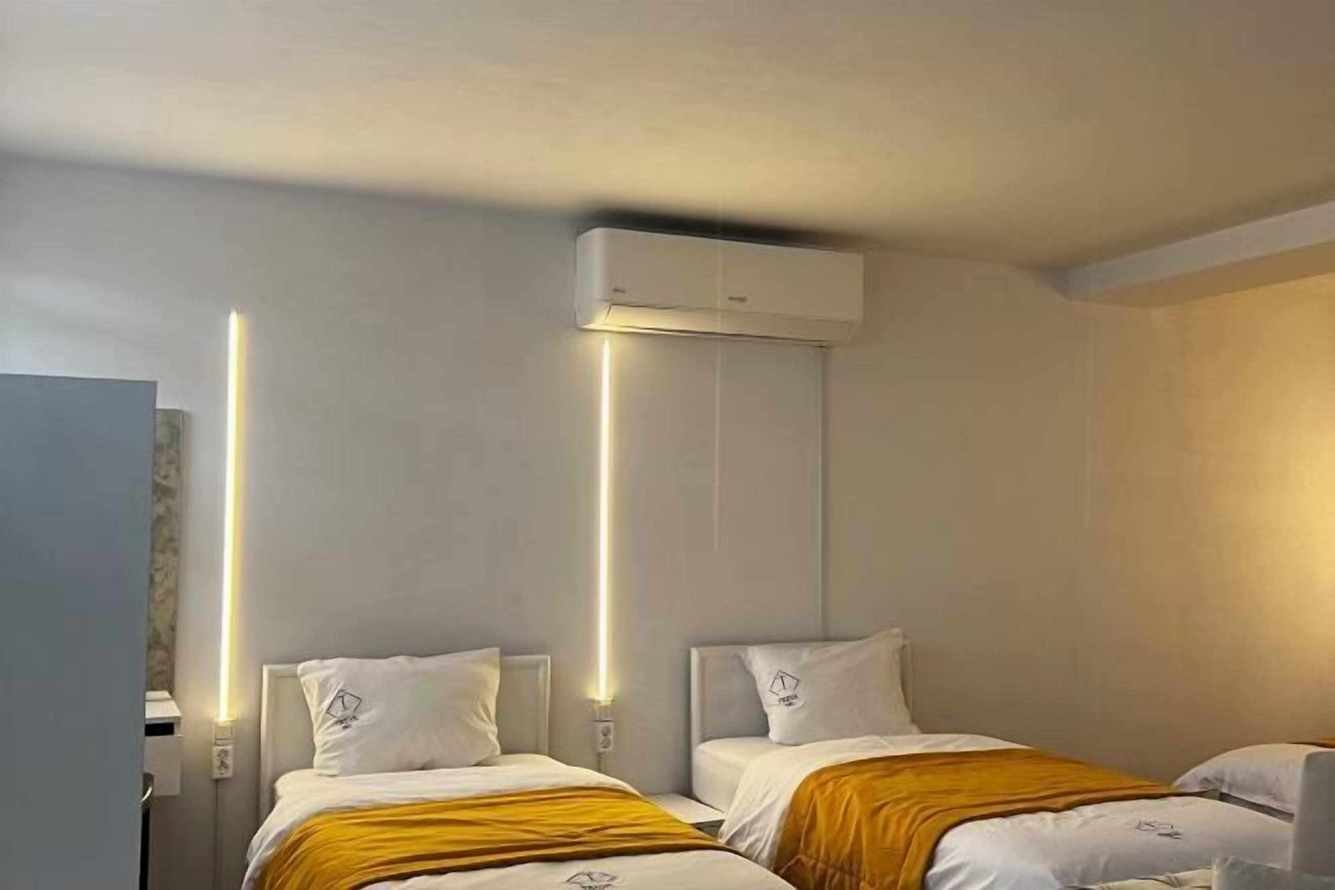 客房内保险箱、办公桌、遮光窗帘、隔音