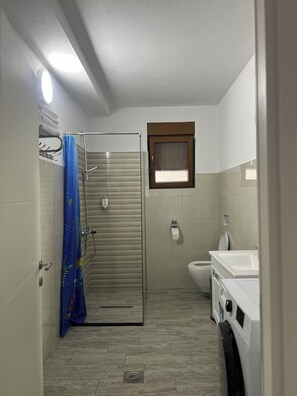 Deluxe Apartment | Bathroom
