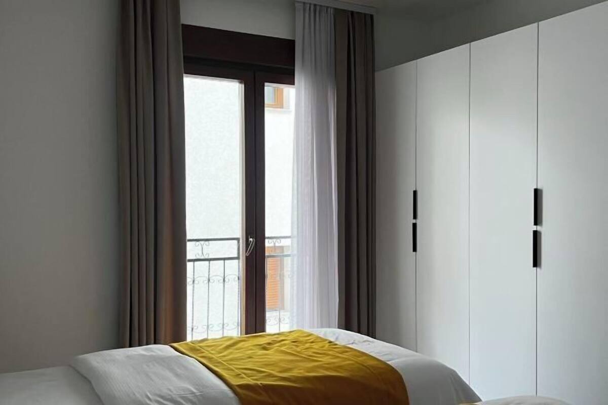 3 sovrum, värdeförvaringsskåp på rummet och skrivbord