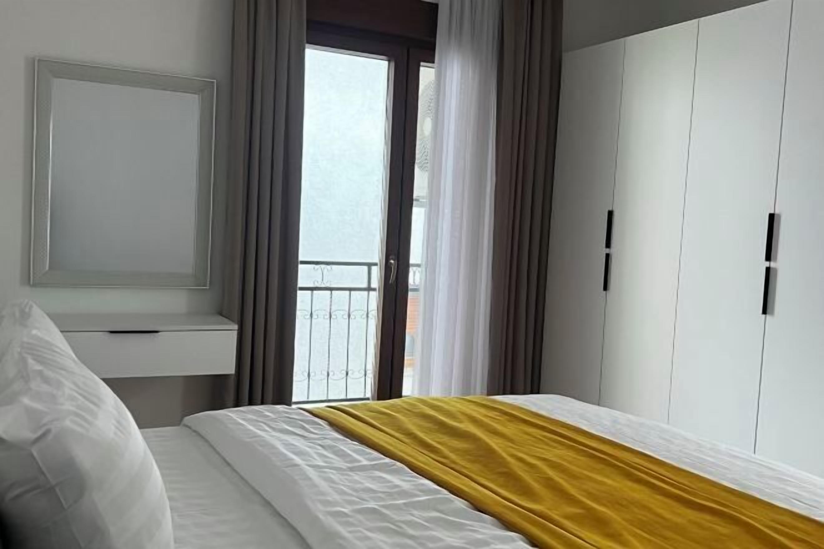 客房内保险箱、办公桌、遮光窗帘、隔音