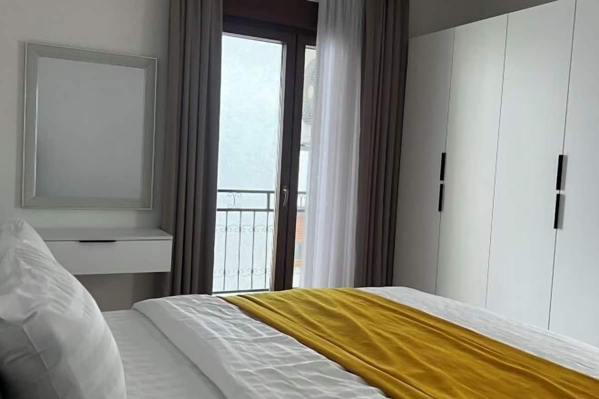 3 bedrooms, in-room safe, desk, blackout drapes