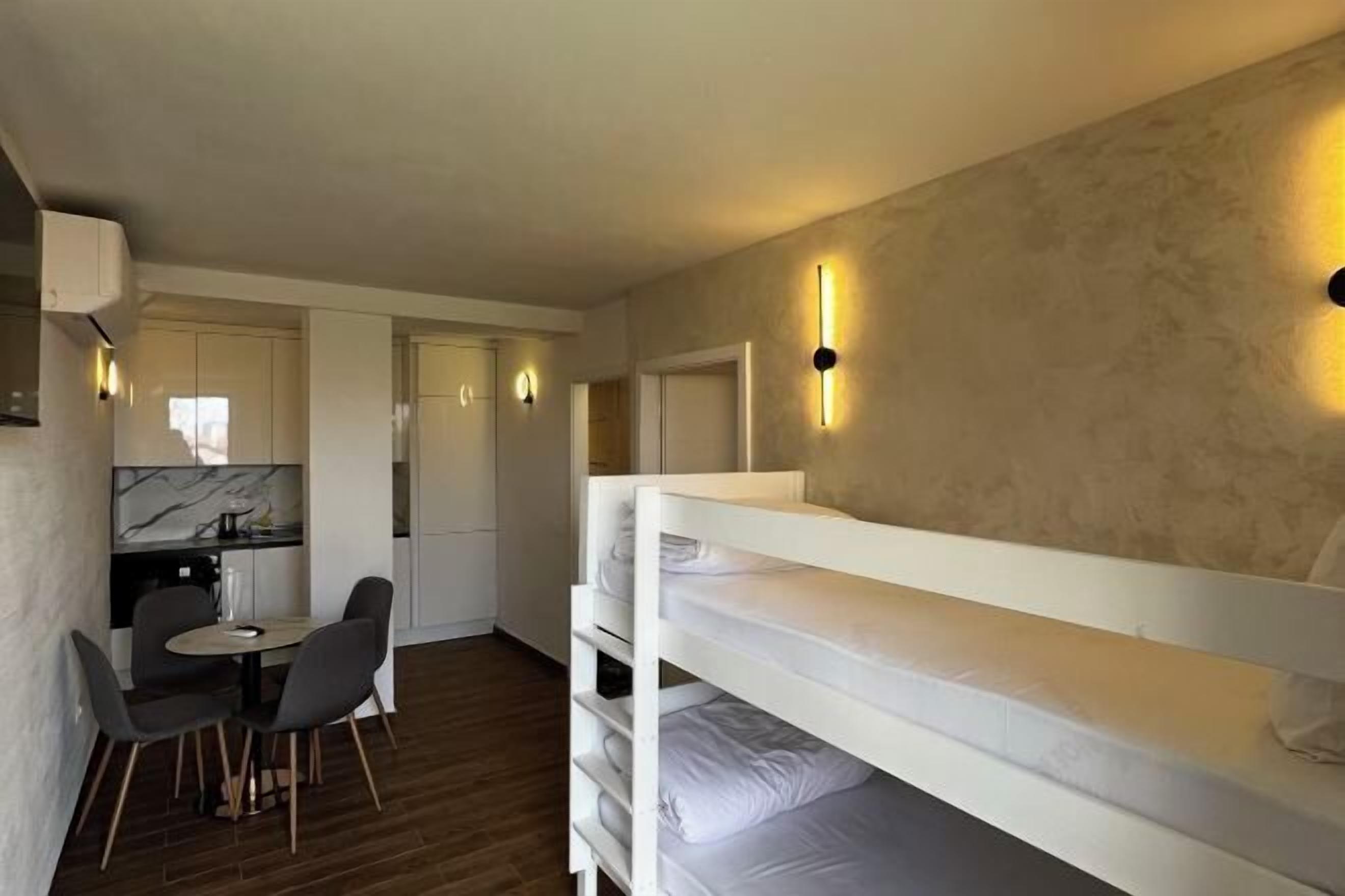 客房内保险箱、办公桌、遮光窗帘、隔音