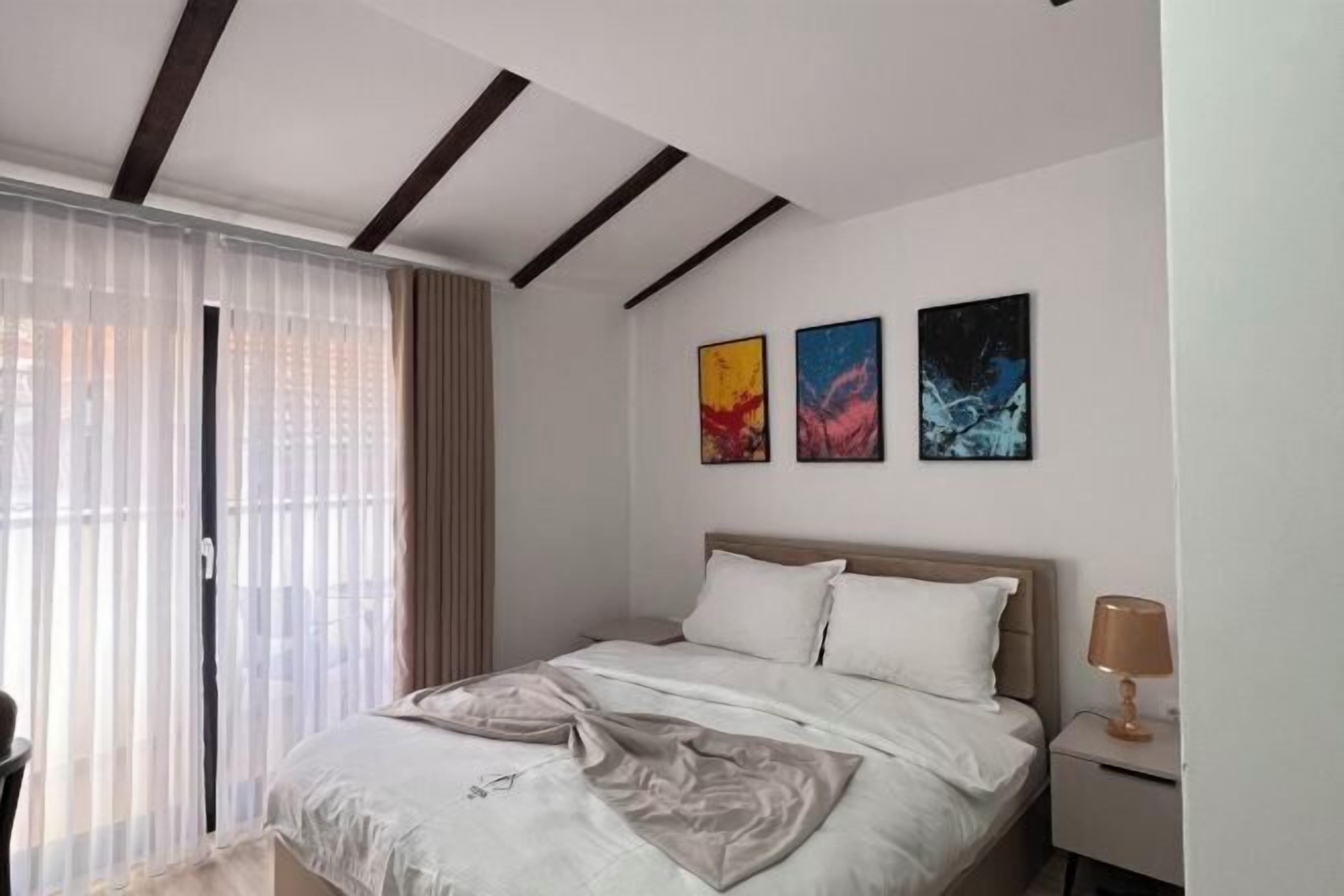 客房内保险箱、办公桌、遮光窗帘、隔音