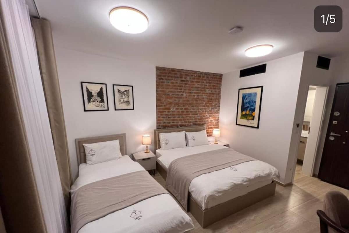 Habitación triple Confort, vista a la ciudad | 3 habitaciones, caja de seguridad en la habitación y escritorio