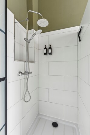 Hair dryer, towels, soap, shampoo - NASA Homes 4-room central | Smart TV, Netflix, garden, parking space (Bad Bevensen)