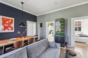 Smart TV, fireplace, video games, DVD player
