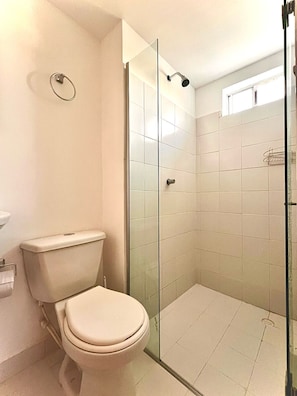 Douche, serviettes fournies, savon, papier toilette
