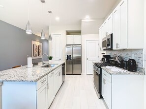 Køleskab, mikrobølgeovn, ovn, kogeplade