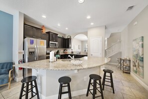 ثلاجة، ميكروويف، فرن، موقد طهي مسطح