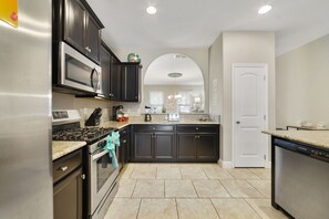 ثلاجة، ميكروويف، فرن، موقد طهي مسطح