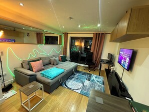 智能电视、壁炉、立体声音响、电脑显示器