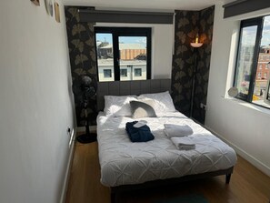 1 多间卧室、客房内保险箱、办公桌、熨斗/熨衣板