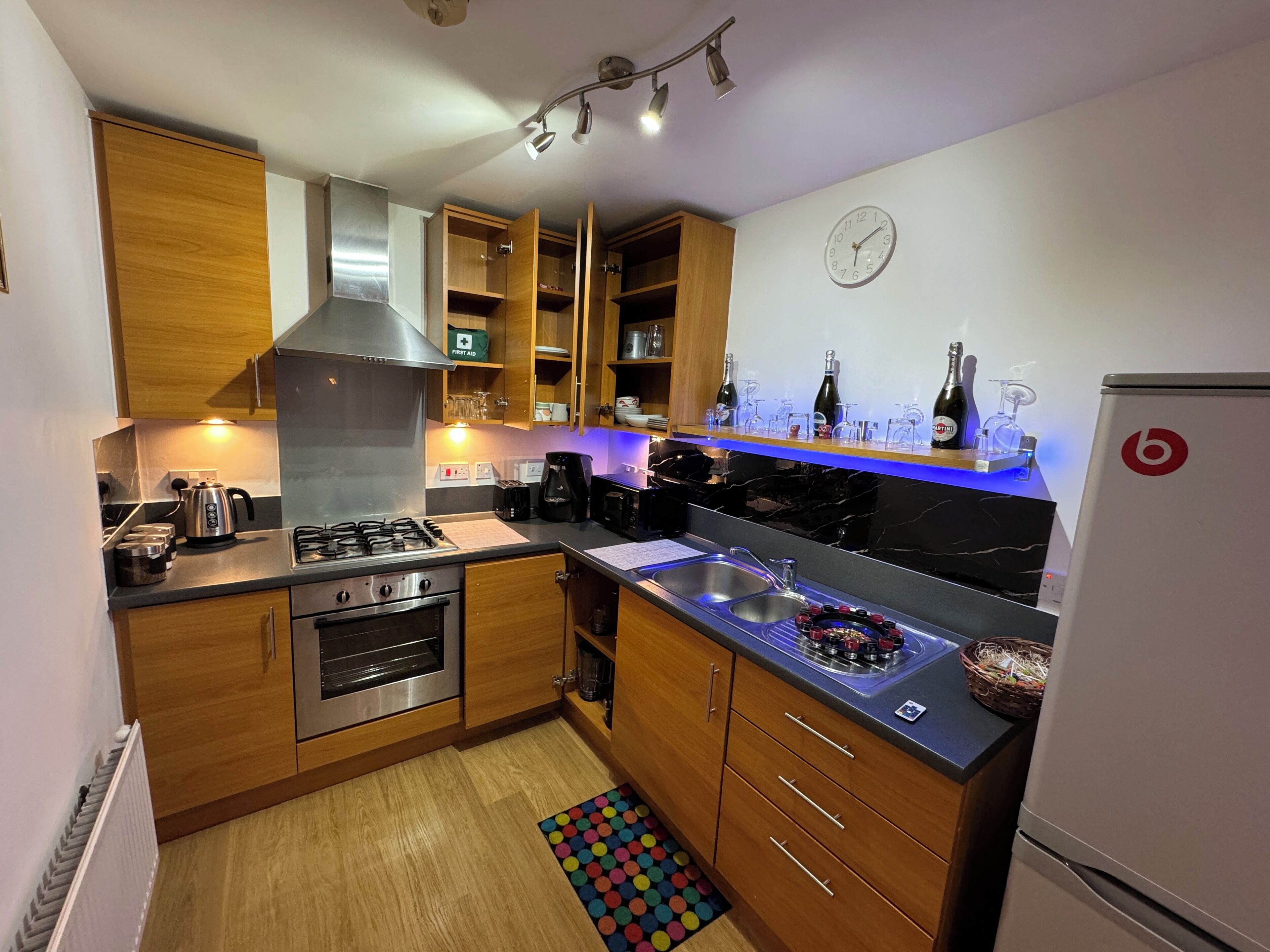 Jääkaappi, mikroaaltouuni, uuni, liesi