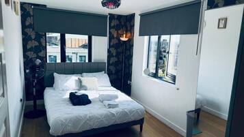 1 makuuhuone, tallelokero huoneessa, työpöytä, silitysrauta/-lauta