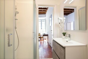 Shower, hair dryer, bidet, towels - Barchetta Loft (Roma)