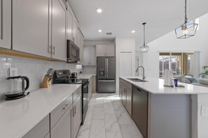 Køleskab, mikrobølgeovn, ovn, kogeplade