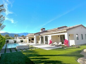 Een buitenzwembad en een verwarmd zwembad