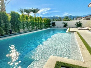 Alberca al aire libre y alberca climatizada