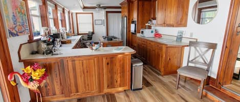 Een koelkast, een magnetron, een oven, een kookplaat