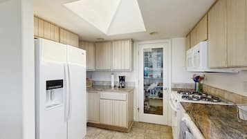 KylskÄp, mikrovÄgsugn, ugn och spishÀll