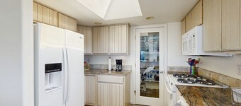 Lovely House w/Beautiful Ocean Views, Grill & Jetted Tub - Walk  to Beach & Town