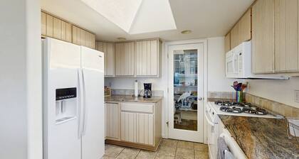 Lovely House w/Beautiful Ocean Views, Grill & Jetted Tub - Walk to Beach & Town