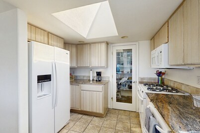 Lovely House w/Beautiful Ocean Views, Grill & Jetted Tub - Walk  to Beach & Town