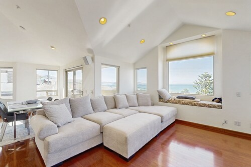 Lovely House w/Beautiful Ocean Views, Grill & Jetted Tub - Walk  to Beach & Town