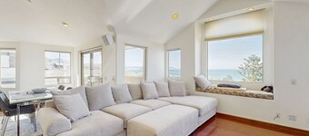 Lovely House w/Beautiful Ocean Views, Grill & Jetted Tub - Walk  to Beach & Town