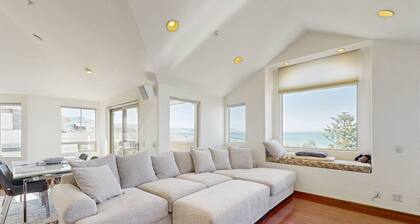 Lovely House w/Beautiful Ocean Views, Grill & Jetted Tub - Walk to Beach & Town