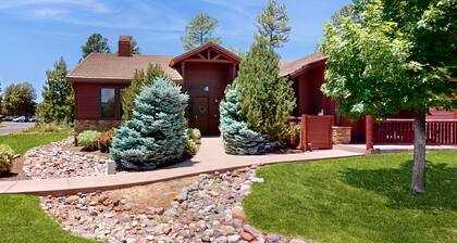 Luxury modern home near golf courses, hiking, lakes, & downtown - dogs OK