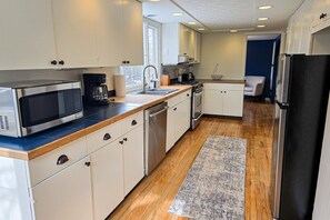 Fridge, microwave, oven, stovetop - Beautiful home with fireplace, washer/dryer, WiFi, & nearby activities (Anchorage)