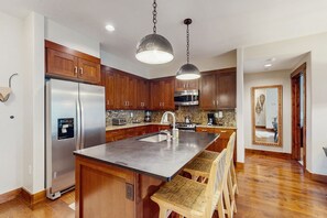 Fridge, microwave, oven, stovetop - Spacious condo w/ full kitchen, shared hot tubs & pool, convenient location (Breckenridge)