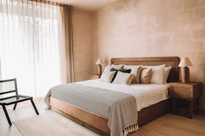 3 habitaciones, escritorio y tabla de planchar con plancha 