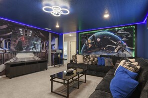Een smart-tv en tafelvoetbal