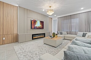 Smart TV, fireplace - Last Minute Disney Getaway! Private Pool & Themed Bedrooms. Book Now! #119039 (Orlando)